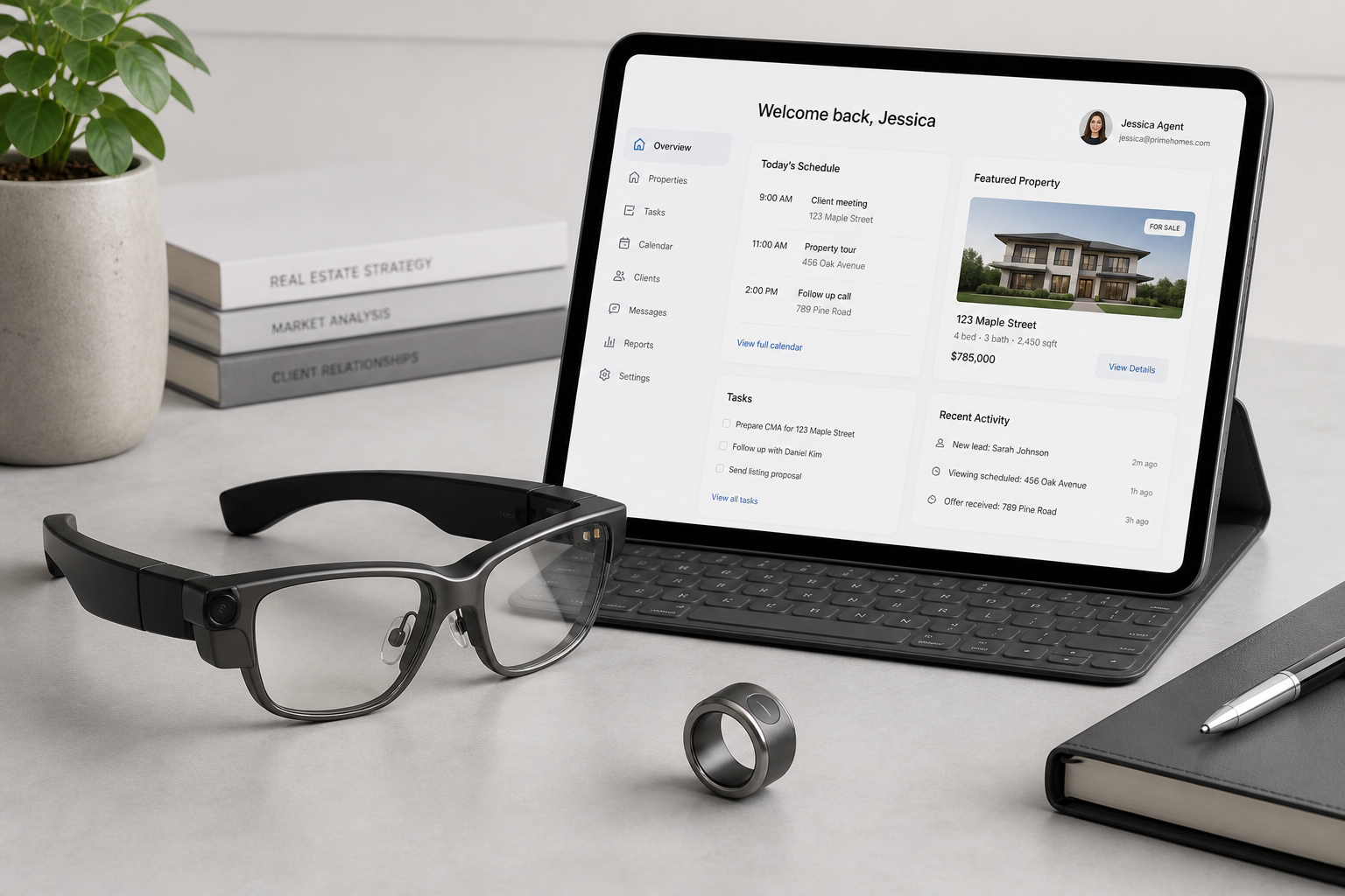 Composizione con dispositivi indossabili e interfaccia HomeVerse Agent